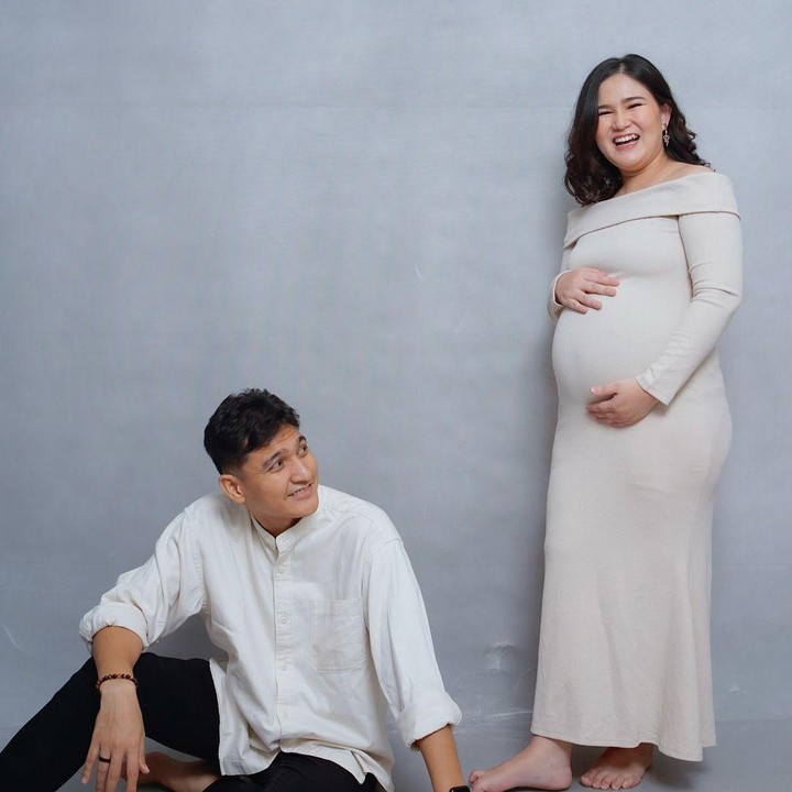 <p>Dalam gender reveal ini, Masayu Clara mengenakan gaun berwarna ivory, sementara sang suami Qausar memakai kemeja putih. <em>Baby bump</em> kehamilan Masayu Clara ini sudah terlihat jelas dalam potret yang dibagikan, Bunda. (Foto: Instagram @masayuclara)</p>