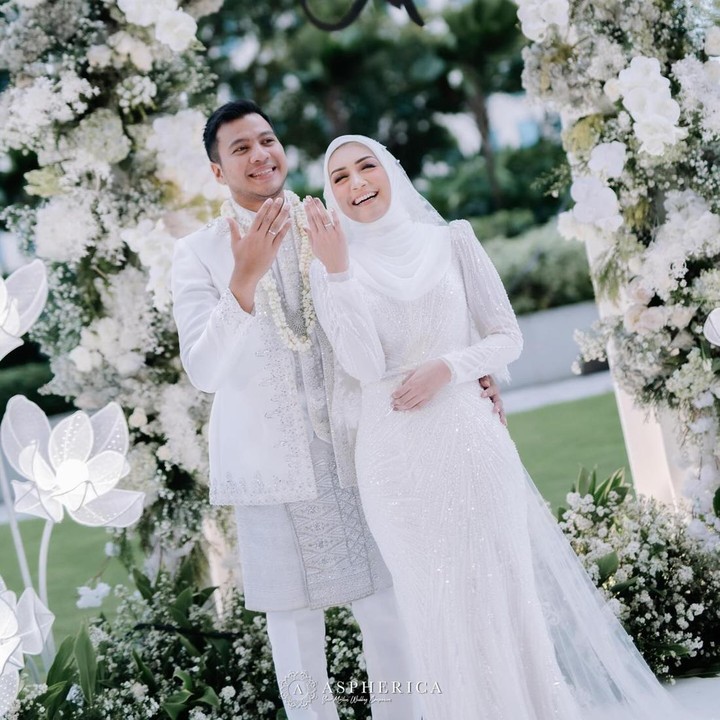 <p>Hampir tak pernah mengumbar pasangan di media sosial, Melody Prima mengakhiri masa <em>single parent</em> setelah resmi menikah dengan Ilham Akbar Prawira pada 25 Mei 2024. (Foto: Instagram@melodyprima)</p>