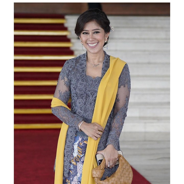 <p>Meutya Viada Hafid terpilih sebagai Menteri Komunikasi dan Informatika pada Kabinet Merah Putih. Perempuan kelahiran Bandung, 3 Mei 1978, ini pernah menjadi jurnalis sebelum masuk ke dunia politik, Bunda. Meutya Hafid berhasil meraih gelar Sarjana di salah satu universitas ternama di Australia, yaitu UNSW Sydney, dengan jurusan Teknik Manufaktur. Pada periode 2015 hingga 2018, Bunda satu anak ini melanjutkan pendidikan S2 Ilmu Politik di Universitas Indonesia. (Foto: Instagram @meutya_hafid)</p>