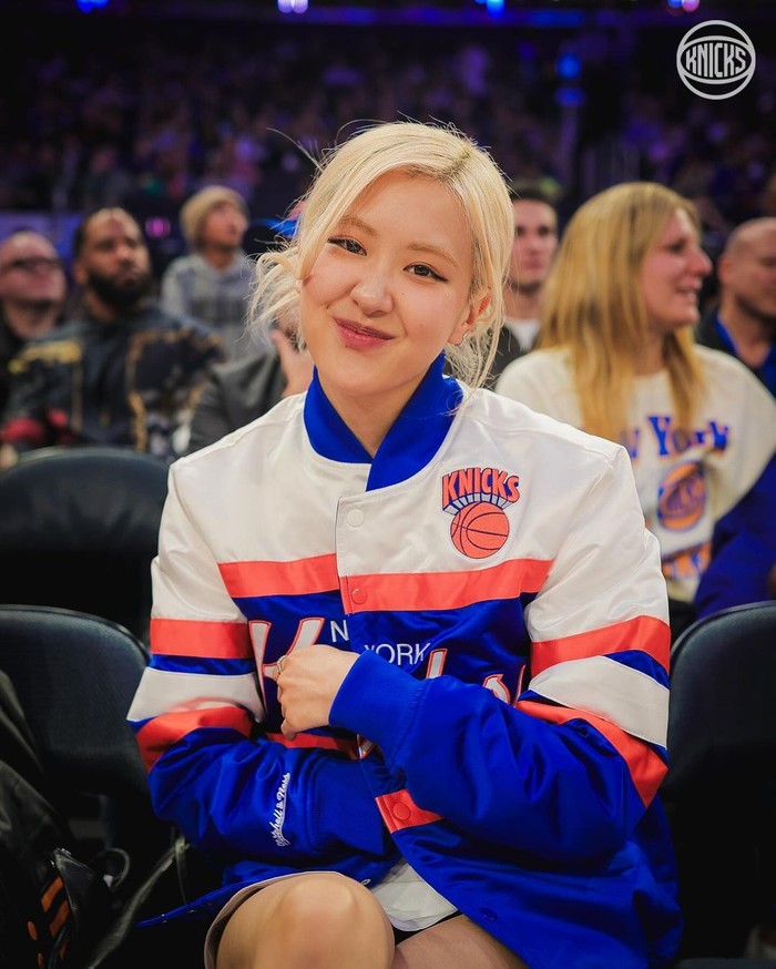 Outfit saat menghadiri pertandingan NBA Rosé juga tidak kalah stylish. Ia mengenakan jaket jumper tim New York Knicks untuk menunjukkan dukungannya./ Foto: W Korea