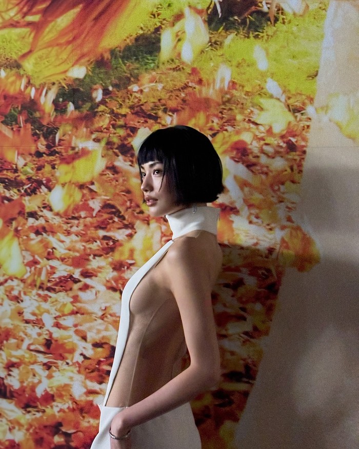 Pakai backless dress, penampilan Nana sontak jadi sorotan netizen. Mantan anggota After School dan sub-unit pertamanya yang diberi nama Orange Caramel tersebut memamerkan punggung mulusnya. / Foto: instagram.com/jin_a_nana