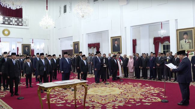 Menteri yang mengisi kabinet pemerintahan mendapat gaji dan tunjangan. Intip besaran gaji menteri dan wakil menteri (wamen) Indonesia.