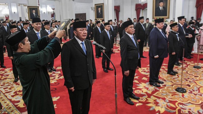 Indef menilai kabinet gemuk, termasuk keberadaan 7 menko, bakal menghambat program ekonomi Prabowo.