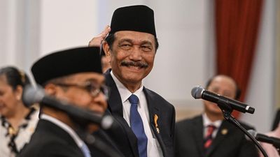 Ketua Dewan Ekonomi Nasional Luhut Binsar Pandjaitan (tengah) mengikuti pelantikan menteri dan kepala lembaga tinggi negara Kabinet Merah Putih di Istana Negara, Jakarta, Senin (21/10/2024). Presiden 