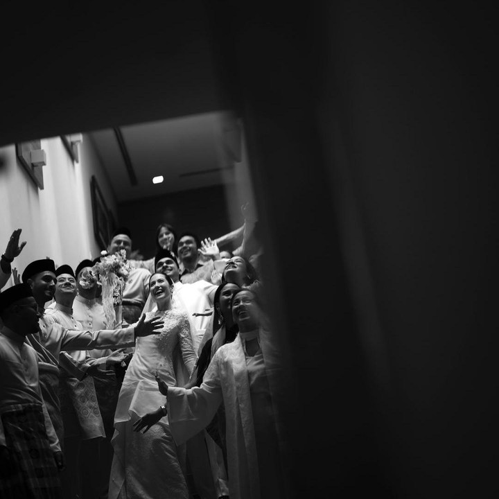 <p>Pevita melangsungkan pernikahannya secara tertutup, hanya dihadiri oleh keluarga dan sahabat dekat. Kabarnya, pernikahan Pevita dan Mirzan dilangsungkan di Kuala Lumpur, Malaysia. (Foto: Instagram @pevpearce)</p>