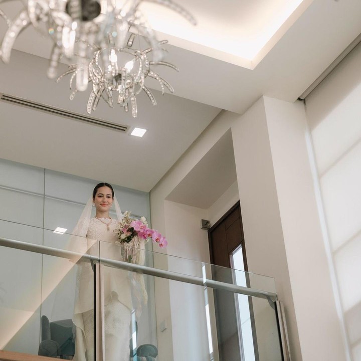 <p>Pevita membagikan momen saat akan menjalani prosesi pernikahan. Pemain film Sri Asih ini terlihat anggun mengenakan gaun pengantin berwarna putih dengan desain khas adat Melayu. Ia juga mengenakan veil atau aksesoris penutup kepala berwarna senada. (Foto: Instagram @pevpearce)</p>