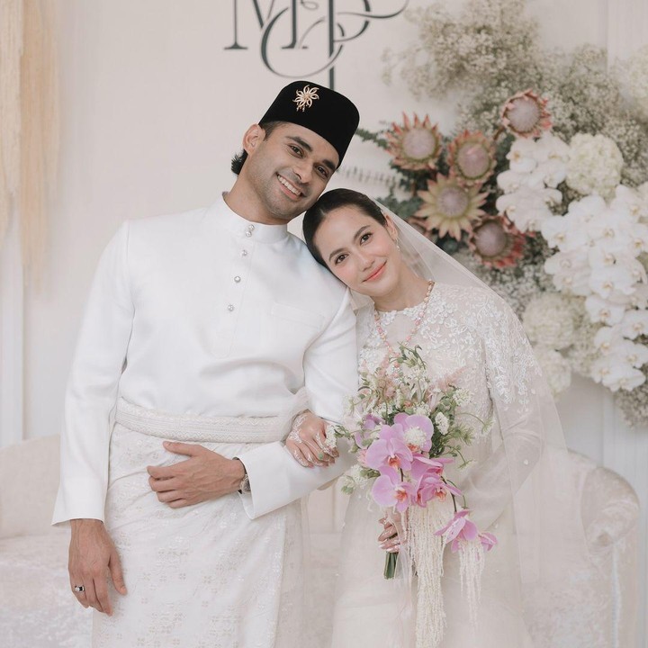 <p>Kabar mengejutkan datang dari artis Pevita Pearce, Bunda. Perempuan 32 tahun ini resmi menikah dengan seorang pengusaha asal Malaysia bernama Mirzan Meer pada Minggu (20/10/24). Kabar pernikahan disampaikan langsung Pevita melalui unggahan di Instagram miliknya.</p>