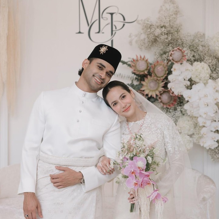 <p>Pevita Pearce mengejutkan publik lewat pengumuman pernikahannya degan Mirzan Meer, Minggu (20/10/2024). Kabar ini pun tentunya membuat banyak orang bertanya-tanya tentang sosok sang suami dan keluarganya. (Foto: Instagram@pevpearce)</p>