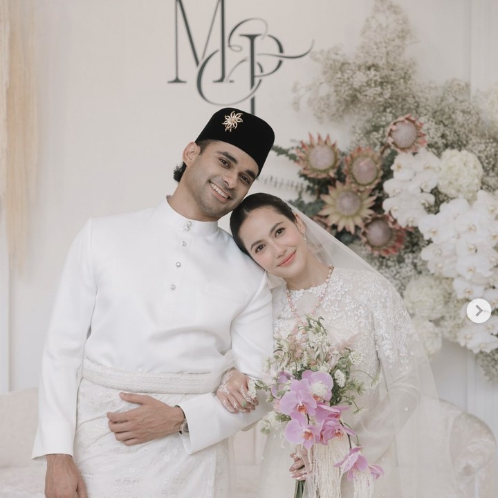<p>Pevita Pearce sukses mengejutkan publik lewat kabar pernikahannya dengan seorang pengusaha asal Malaysia bernama Mirzan Meer pada Minggu (20/10/2024). Kala itu, ia mengunggah potretnya mengenakan baju pernikahan dan mengungkap pesan romantis. "Hari ini, dalam ketenangan cinta, dikelilingi oleh orang-orang yang paling berarti, kita menjadi satu," tuturnya. (Foto: Instagram @pevpearce)</p>
