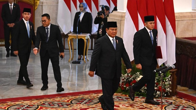 Presiden Prabowo Subianto resmi melantik Muhidin menjadi Gubernur Kalimantan Selatan menggantikan posisi Sahbirin Noor.