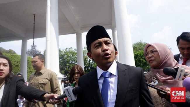 Menteri Kehutanan Raja Juli Antoni mengaku tak tahu Azis Wellang merupakan mantan tersangka kasus pembalakan liar. Ia baru tahu usai viral main bareng domino.