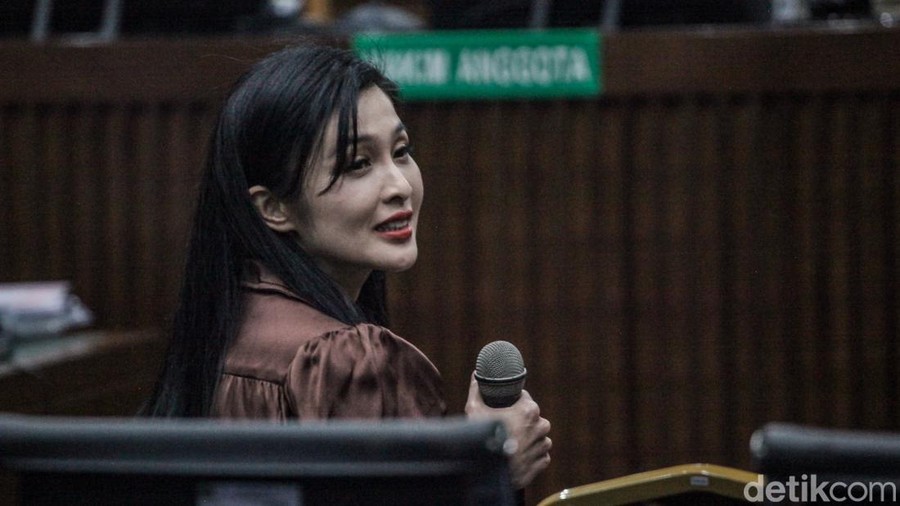 Sandra Dewi kembali menjadi saksi untuk suaminya, Harvey Moeis, dalam kasus korupsi pengelolaan timah. Sandra Dewi dihadirkan untuk pembuktian dakwaan tindak pidana pencucian uang yang menjerat Harvey.