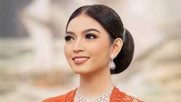 img-title Penampilan Selvi Ananda di Acara Bazar Amal Disorot, Penuh dengan Riasan Emas