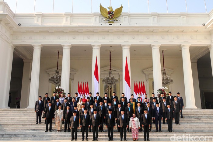 Para wakil menteri Kabinet Merah Putih telah resmi dilantik di Istana Merdeka, Jakarta, Senin (21/10/2024). Senyum ceria terlihat di wajah para wamen itu usai dilantik.