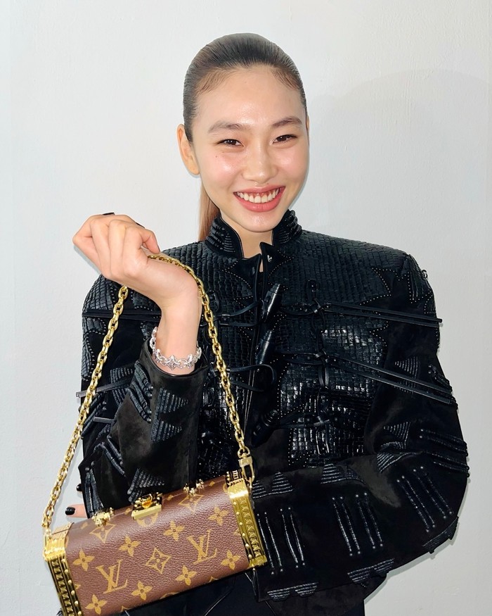 Siapa sih yang tidak kenal Jung Hoyeon? Yup, pemeran Kang Sae Byeok di Squid Game ini turut menghadiri event W Korea bertajuk ‘Love Your W’ yang kembali diselenggarakan tahun ini pada 14 Oktober 2024 lalu. / Foto: instagram.com/hoooooyeony