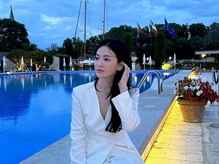 7 Inspirasi Outfit Old Money ala Song Hye Kyo, Serba Glamor!