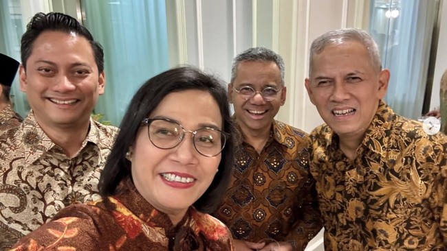 PNS Kemenkeu menyambut Sri Mulyani dan ketiga wamenkeu dengan memberi bunga diiringi lagu Chrisye.