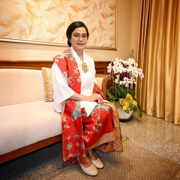 <p>Sri Mulyani kembali terpilih sebagai Menteri di kabinet baru pemerintahan Presiden Prabowo. Perempuan kelahiran 26 Agustus 1962 ini kembali mengemban tugas sebagai Menteri Keuangan untuk periode 2024-2029. Semasa menjabat Menteri, Sri Mulyani telah menorehkan banyak prestasi, seperti menerima gelar kehormatan Honoris Causa Doctor of Laws dari Australian National University (ANU) dan masuk ke dalam daftar wanita paling berpengaruh ke-23 di dunia versi majalah Forbes tahun 2008. (Foto: Instagram @smindrawati)</p>