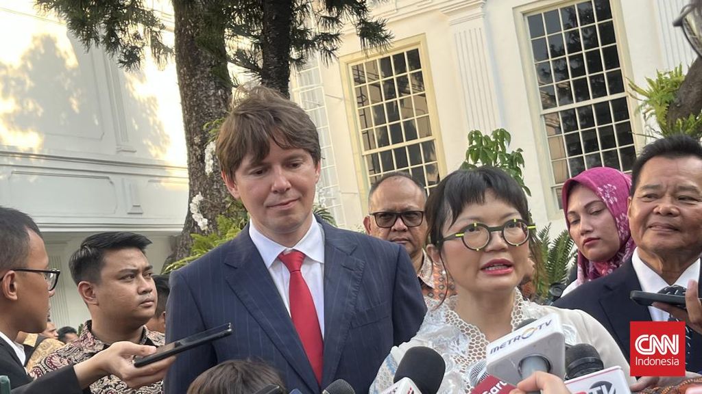 Suami Kecelakaan Parah di AS, Wamen Stella Mohon Doa