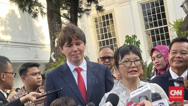 Wamen Diktisaintek Stella Christie meminta doa publik untuk suaminya Bartlomiej Czech (Bartek) yang dirawat di RS Amerika Serikat (AS) akibat kecelakaan parah.