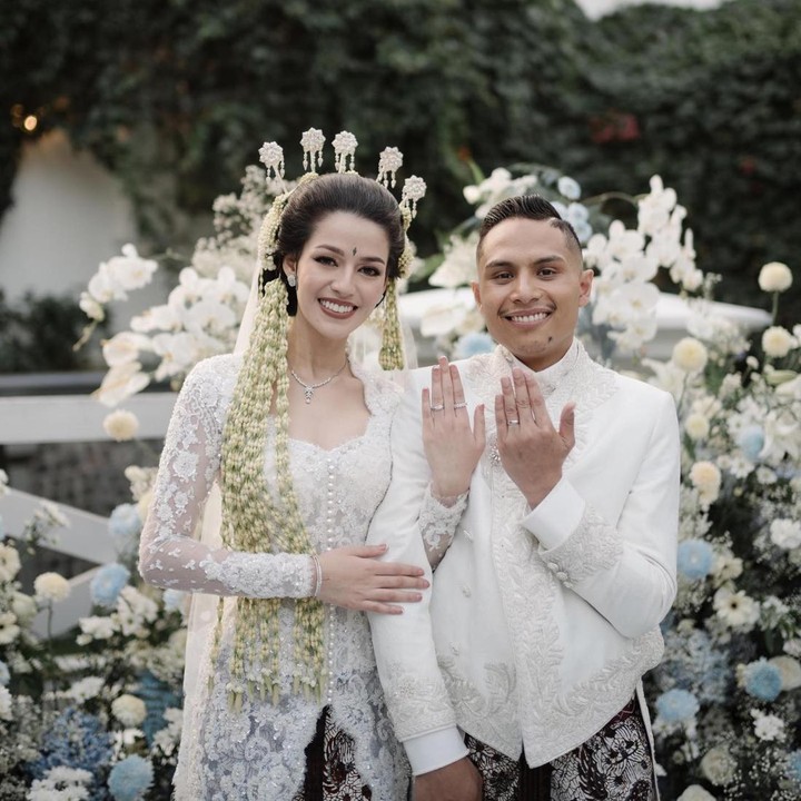 <p>Susan Sameh juga mengejutkan publik dengan kabar pernikahannya pada 27 Juli 2024. Ia secara resmi dipersunting oleh pria bernama Khalid Atamimi. "Alhamdulillah SAH !!" tulis Susan, dikutip dari laman <em>Instagram@susansameeh.</em> (Foto: Instagram@susansameeh)</p>