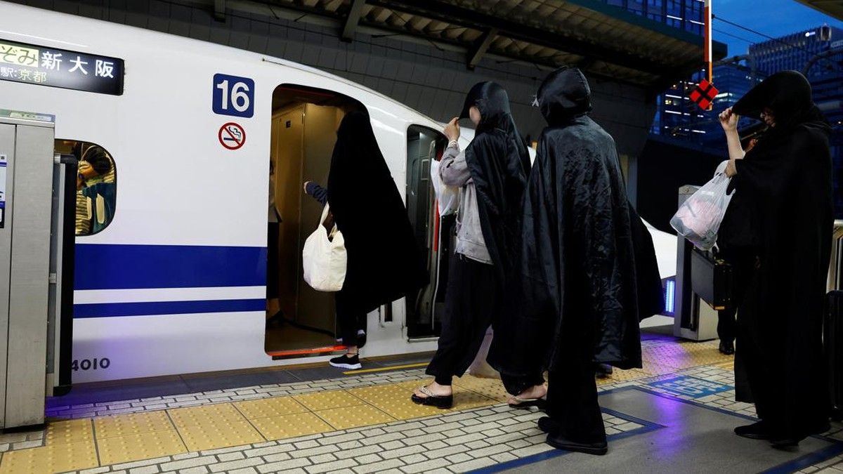 FOTO: Momen 'Zombie' Teror Penumpang Kereta Shinkansen