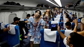 Sambut Halloween, Serangan 'Zombie' Hebohkan Penumpang Shinkansen
