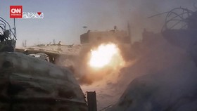 VIDEO: Momen Pejuang Hamas Tembak Tank Israel. 1 Perwira Diklaim Tewas