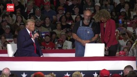 VIDEO: Trump Ucap Selamat Ultah ke Kamala, Cemooh Pendukung Menggema
