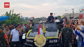 VIDEO: Warga Solo Tumpah Ruah Sambut Kepulangan Jokowi