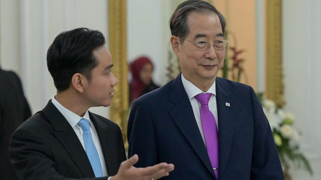 Wapres Gibran Rakabuming Raka bertemu dengan Perdana Menteri Republik Korea, Han Duck-soo, di Istana Wakil Presiden, Jakarta Pusat, Minggu (20/10) malam.