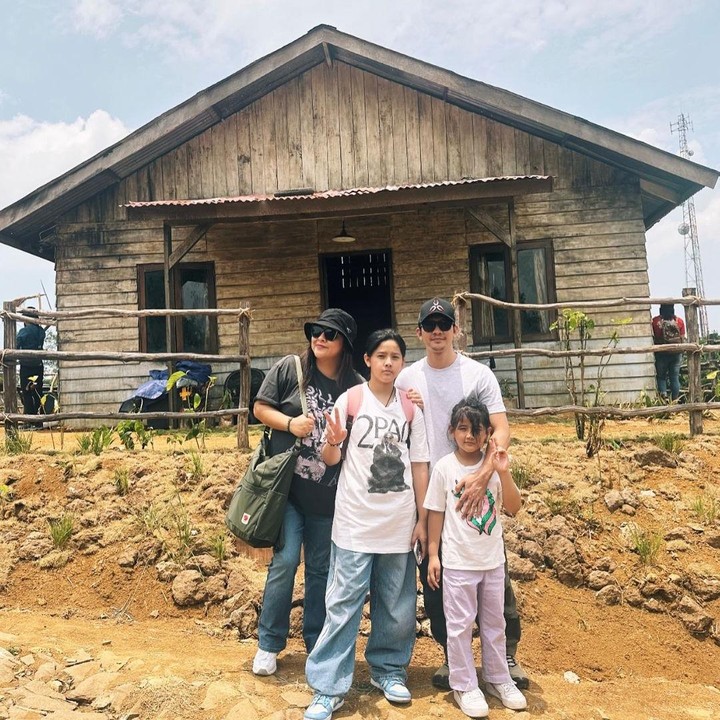 <p>Dalam bentuk dukungan untuk sang suami, Audy Item bersama kedua anaknya Atreya dan Aneska, turut menemani Iko di lokasi syuting, Bunda. <em>So sweet</em> banget, ya! (Foto: Instagram: @audyitem)</p>