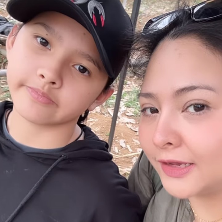 <p>Banyak netizen yang turut memberikan semangat kepada Iko nih, Bunda. Tidak sedikit dari mereka yang berdoa agar Iko diberi kelancaran serta kesuksesan. (Foto: Instagram: @audyitem)</p>