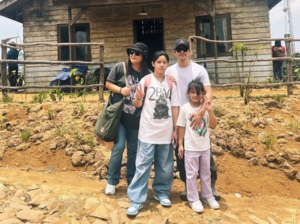7 Potret Audy Item dan Kedua Anaknya Temani Iko Uwais Syuting Film