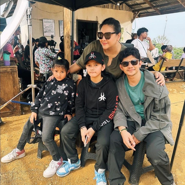 <p>"Ikut banggaaaaa kak! Lancar dan sukses," ungkap seorang netizen. "Mudah-mudahan semua berjalan dengan lancar dan filmnya nanti<em> bomb duarrrrr</em>. Aminnn," tutur netizen lainnya. (Foto: Instagram: @audyitem)</p>