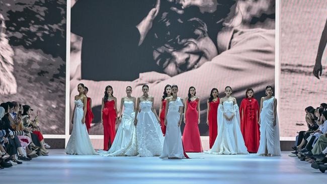 Desainer Andreas Odang, Chossy Latu, dan Eridani menerjemahkan nuansa romantis yang tak lengkang oleh waktu di panggung Jakarta Fashion Week (JFW) 2025.
