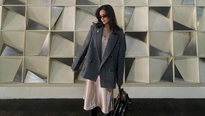 Get The Look: Inspirasi Outfit Edgy dan Feminin dari Eva Celia