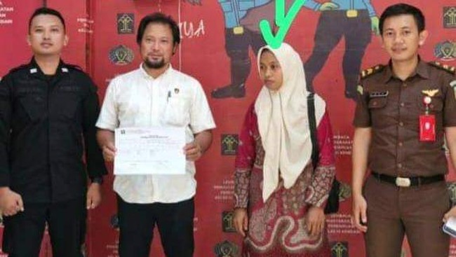 Persatuan Guru Republik Indonesia (PGRI) Sulawesi Tenggara menduga pembimbing honorer, Supriyani menjadi korban kriminalisasi.