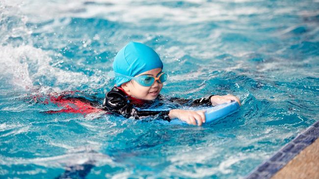 4 Alasan Berenang Bagus untuk Kesehatan Mental Anak