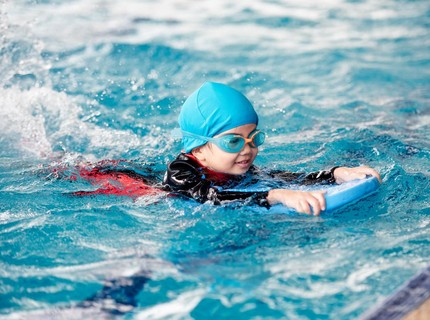 4 Alasan Berenang Bagus untuk Kesehatan Mental Anak