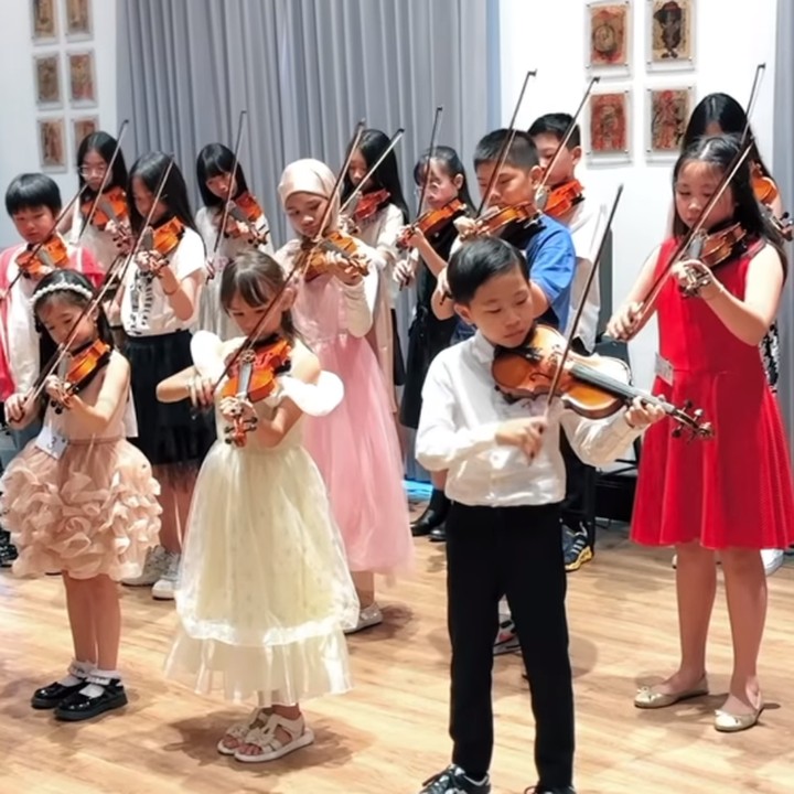 <p>Momen ini dibagikan langsung oleh Inara pada laman Instagram-nya. Tidak hanya membagikan potret Starla bersama Ayahnya, Inara juga mengunggah beberapa video yang memperlihatkan penampilan Starla. (Foto: Instagram: @mommy_starla)</p>