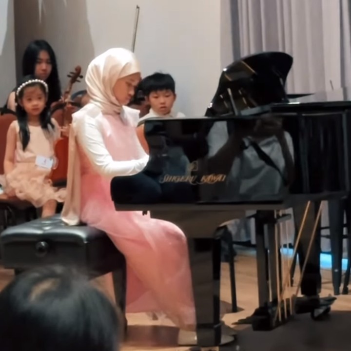 <p>Dalam <em>recital concert</em> kali ini, Starla bermain alat musik piano dan biola, Bunda. Ia pun terlihat sangat percaya diri ketika tampil dihadapan teman-teman dan undangan. (Foto: Instagram: @mommy_starla)</p>
