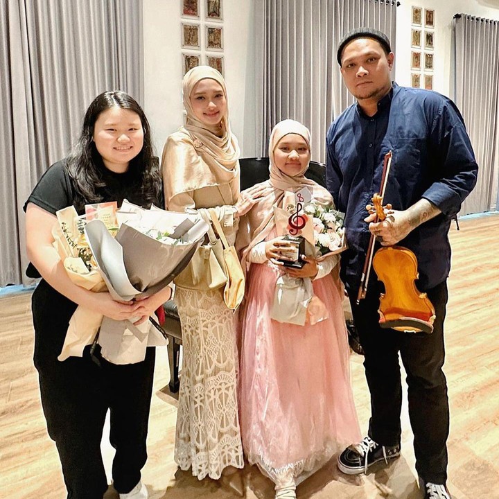 <p>Meski sudah bercerai, Inara Rusli dan Virgoun tetap kompak mengasuh ketiga anak mereka, Bunda. Belum lama ini, keduanya bahkan terlihat menghadiri acara <em>recital concert</em> sang putri, Starla. (Foto: Instagram: @mommy_starla)</p>