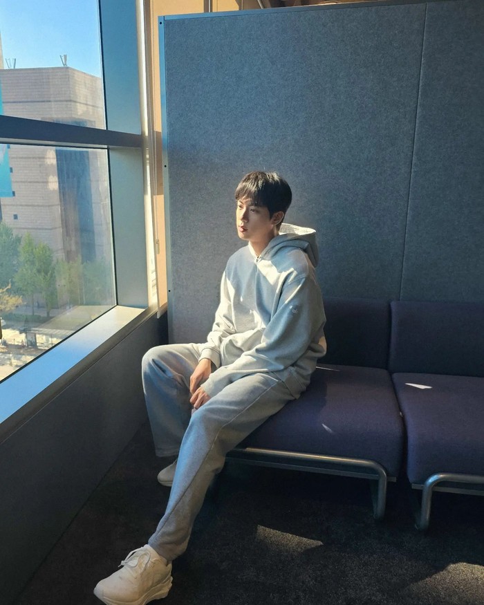 Jin BTS juga menunjukkan antusiasme tinggi dengan mengekspresikan perasaannya usai didapuk sebagai global ambassador terbaru Alo Yoga, retailer pakaian atletik premium asal Amerika Serikat, melalui sebuah unggahan di Instagram. / Foto: instagram.com/jin