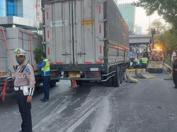 Kecelakaan Truk Tabrak Pembatas Busway di Tomang Arah Slipi Jakbar, Lalin Macet