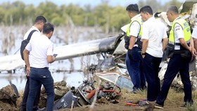 FOTO: KNKT Selidiki Puing Kecelakaan Pesawat SAM Air Gorontalo