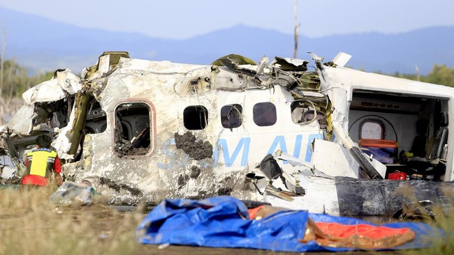 FOTO: KNKT Selidiki Puing Kecelakaan Pesawat SAM Air Gorontalo