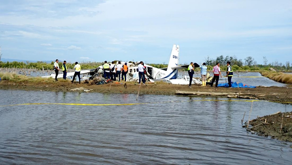 FOTO: KNKT Selidiki Puing Kecelakaan Pesawat SAM Air Gorontalo