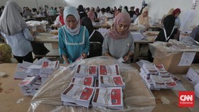FOTO: Sortir dan Melipat 8,4 Juta Surat Suara untuk Pilgub Jakarta