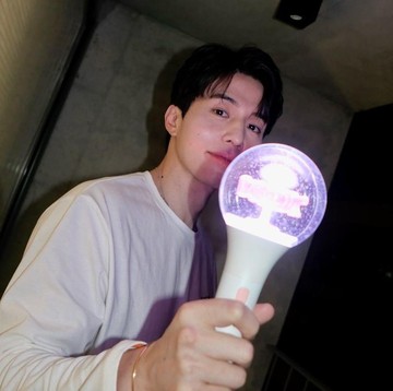 Rayakan 25 Tahun Debut, Lee Dong Wook Pamerkan Lightstick Pertamanya Sejak Berkarier sebagai Aktor